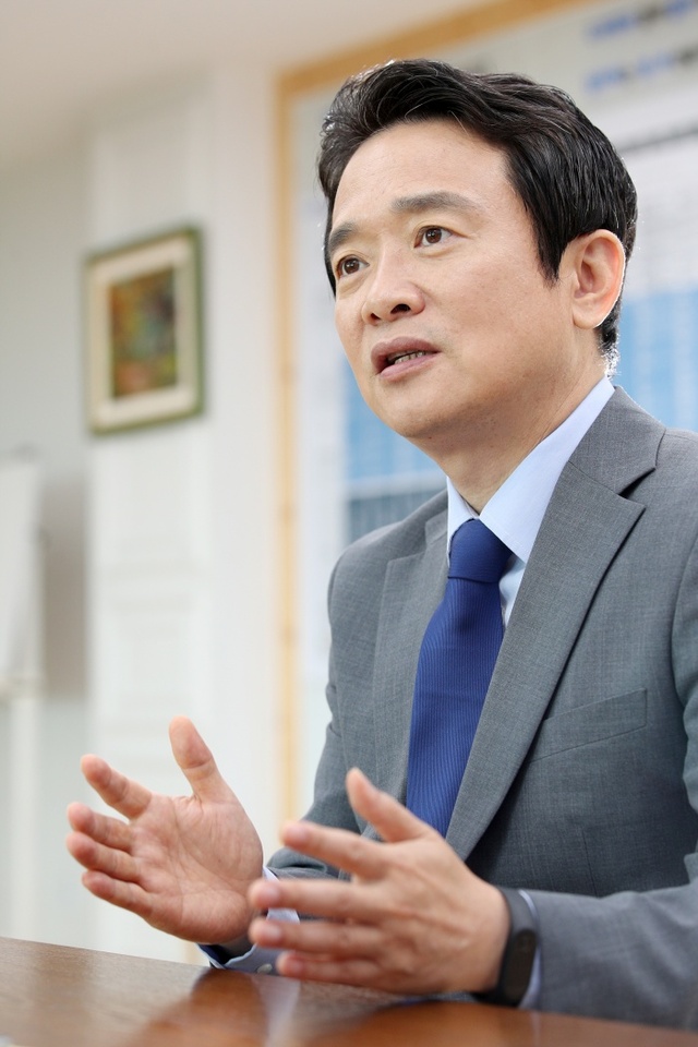 ▲ 남경필 경기도지사가 30일 자신의 SNS에 가상화폐 논란을 잠재우기 위해서는 “한국거래소가 답”이라고 말했다.