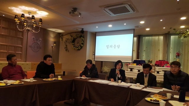 ▲ 30일 화성 컨벤션더힐에서 열린 화성참여자치시민연대 신년 기자간담회에서 김인순 상임대표가 질문에 답하고 있다.홍완식기자