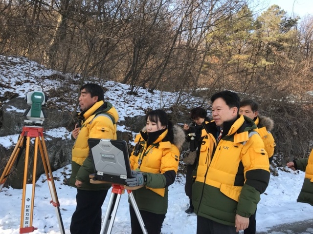 ▲ 김기승 LX 경기지역본부장(오른쪽)이 30일 연천과 파주지사의 지적측량 현장을 방문, 혹한 속 지적측량을 하고 있는 직원들을 격려하고 있다. LX 경기지역본부 제공