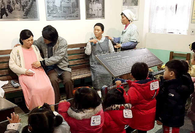 ▲ 30일 방학맞은 학생들에게 체험학습장으로 인기를 끌고 있는 인천시 중구 '가천 이길여 산부인과 기념관’에서 학생들이 1층 대기실 재현 모습을 살펴보고 있다. 가천 이길여산부인과 기념관 제공