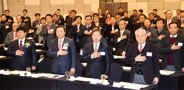 ▲ ‘대한건설협회 경기도회 제60회 정기총회’가 열린 30일 화성 푸르미르호텔에서 대한건설협회 유주현 회장, 하용환 경기도회장, 신항철 경기일보 대표이사 사장 등 참석자들이 국민의례를 하고 있다. 김시범기자
