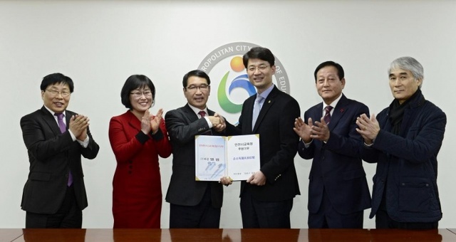 ▲ 1번사진_평생교육체육과_손세정제 전달식(2)