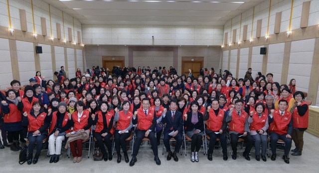 ▲ 복지사각지대발굴단 ‘연수희망지기’ 발대식  30일 오후3시 연수구청 3층 대회의실에서 열린 복지사각지대발굴단 ‘연수희망지기’ 발대식에서 손경해 통장연합회장과 황옥순 동위원장협의체부위원장 등 대표 2명이 이재호 연수구청장에게 선서를 하고 있다.연수구 제공