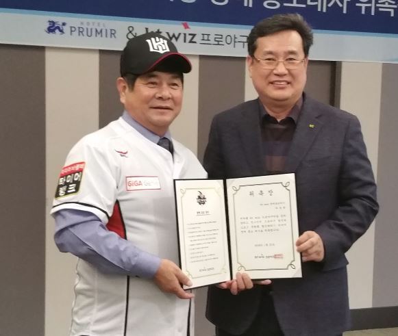 ▲ 31일 화성 푸르미르호텔에서 열린 프로야구 kt wiz 홍보대사 위촉식에서 임종택 kt wiz 단장(오른쪽)이 하용환 대한건설협회 경기도회장에게 위촉장을 전달하고 있다.