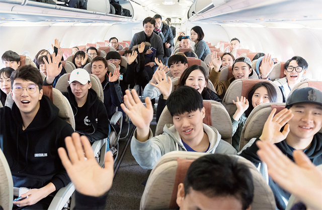 ▲ 알파인스키 국가대표 상비군들이 강원도 양양국제공항에서 북한 마식령스키장으로 훈련을 떠나기 위해 출경하며 취재진을 향해 손을 들어 인사하고 있다. 사진공동취재단