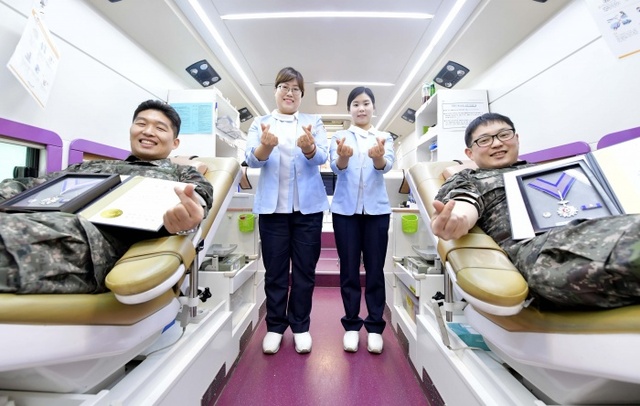 ▲ 해군 2함대 기지전대 이종선 중령(좌)과 이재호 소령(우)이 1월 31일 부대 내 헌혈차에서 헌혈을 실시한 후 헌혈 30회를 실시한 사람에게 주는 헌혈 유공 은장 및 포장증을 들고 기념촬영을 하고 있다.