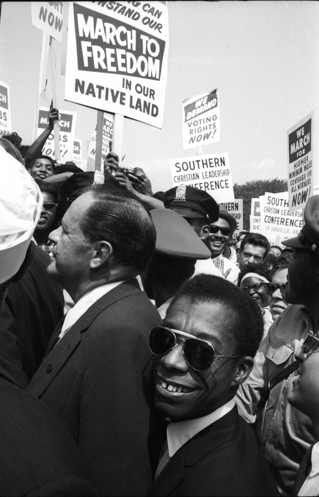 ▲ Joseph Mankiewicz and James Baldwin merging with the crowd ⓒ Dan Budnik, All Rights Reserved
