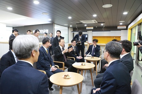 ▲ 금융감독원 최흥식 원장이 은행의 자영업자 지원센터를 방문해 직원 및 자영업자 등과 면담을 갖고 금융지원 강화를 당부했다. 사진/금융감독원 제공