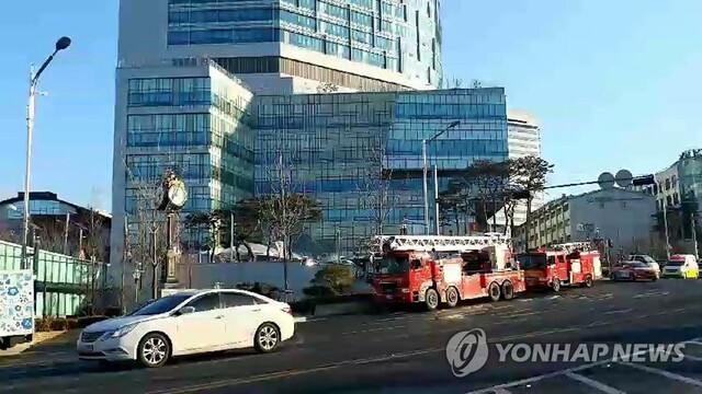 ▲ 재로 소방차 출동 (서울=연합뉴스) 3일 오전 서울 신촌 세브란스병원 본관 2층에서 불이 나 소방차들이 출동하고 있다. [연합뉴스TV 제공=연합뉴스]