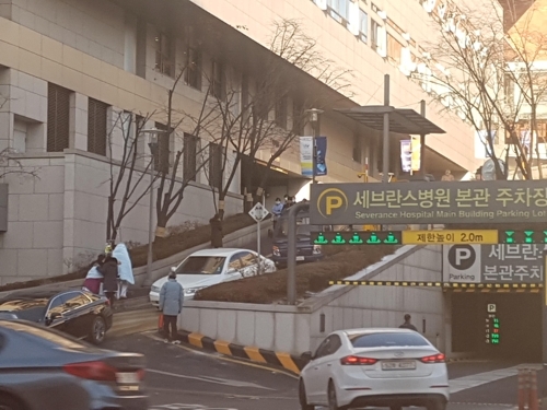 ▲ 신촌 세브란스병원 화재로 대피하는 환자들 [연합뉴스TV 캡처=연합뉴스]