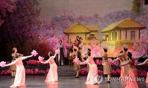 ▲ 북한이 15일 평창동계올림픽 기간에 '삼지연 관현악단'을 파견키로 함에 따라 이 악단에 관심이 쏠린다. 사진은 2016년 11월 17일 문화회관에서 북한 어머니날을 맞아 공연을 하고 있는 삼지연악단.