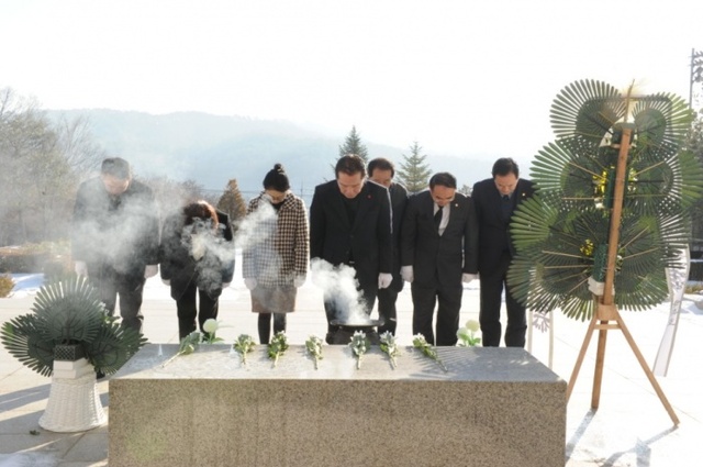 ▲ 현충탑 참배