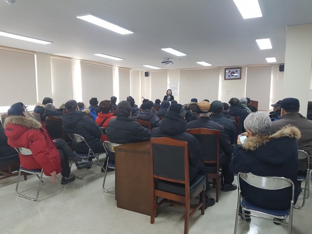 ▲ 국가유공자 맞춤형 일자리사업 참여자들이 안전교육을 받고있다. 광명시 제공