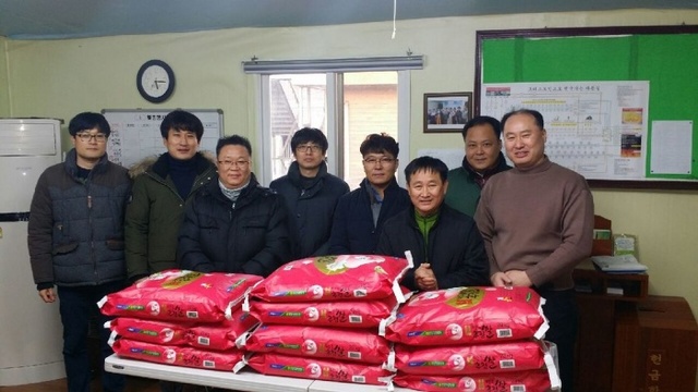 ▲ 공공건축과서 쌀을 기부하는 모습