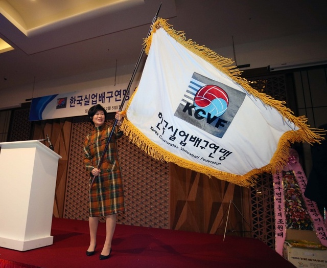 ▲ 제19대 한국실업배구연맹 회장 취임식에서 정은숙 신임 회장이 연맹기를 흔들어 보이고 있다.발리볼코리아닷컴 제공