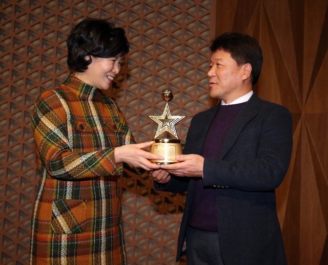 ▲ 정은숙 한국실업배구연맹 회장(왼쪽)이 취임식에서 박광열 전 회장에게 감사패를 전달하고 있다.발리볼코리아닷컴 제공