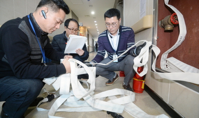 ▲ 5일 수원시 권선구 신병원에서 관계자들이 소방 기구를 점검하고 있다. 관계자는 “최근 잇따르는 병원 화재로 주기적인 시설 점검과 함께 대피로 안내, 소화기 사용 교육 등을 철저히 하고 있다”고 말했다. 조태형기자