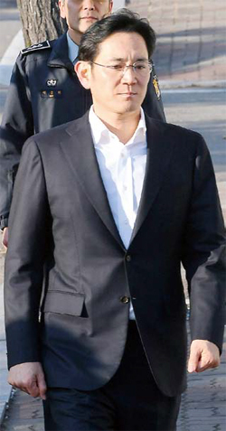 ▲ 항소심에서 징역 2년6개월에 집행유예 4년을 선고받은 이재용 삼성전자 부회장이 5일 의왕시 서울구치소를 빠져나오고 있다. 조태형기자