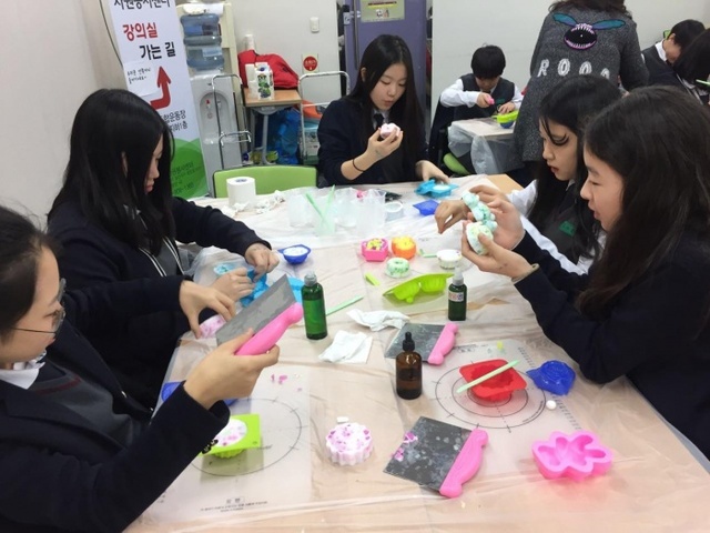 ▲ 고양시자원봉사센터가 교육부의  ‘2017년 2차 교육기부 진로체험 인증기관’으로 선정되는 영예를 안았다. 사진은 학생들이 진로체험 활동을 펼치는 모습.