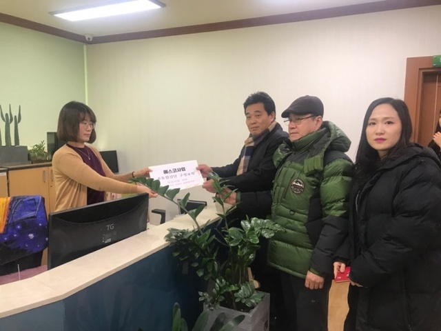 ▲ 김명철, 김지혜 시의원이 합동점검단 구성 제안서를 오산시에 전달하고 있다.