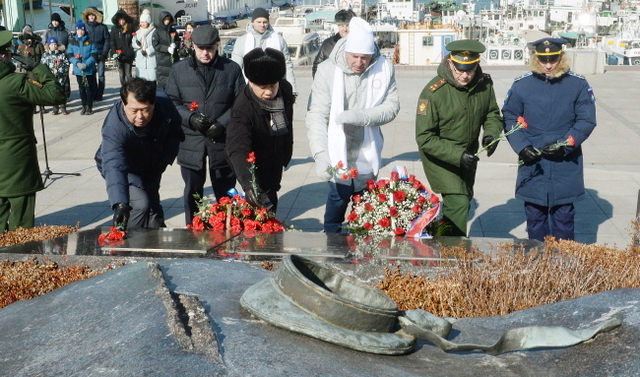 6일 오후 인천시 중구 연안부두 친수공원내 상트페테르부르크 광장에서 열린 러시아 순양함 바랴크함 추모식 행사에서 주한 러시아대사관 관계자들이 헌화를 하고 있다.바랴크함은 1904년 러일전쟁 당시 일본에 패색이 짙어지자, 항복을 피해 자폭해 인천 앞바다에 수장됐다.장용준기자