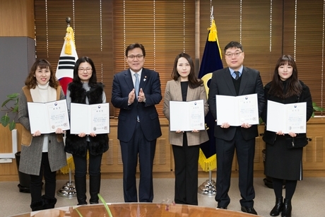 ▲ 최종구 금융위원장과 현장메신저 3기 대표자들이 위촉장 수여식을 한 후 기념사진을 찍고 있다. 사진/금융위원회