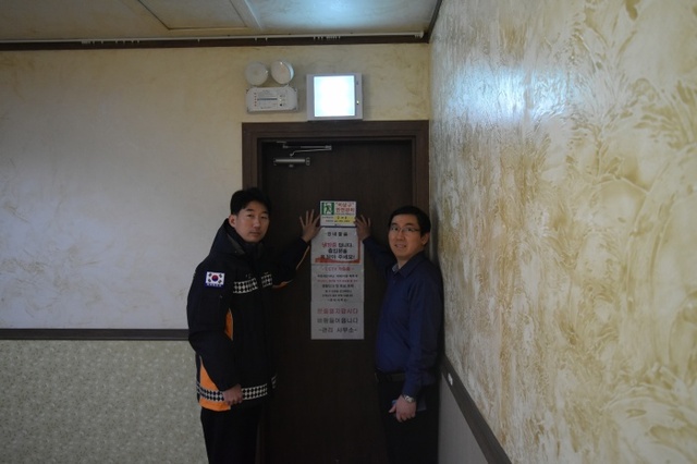 ▲ 180206 소요산탑유황온천 비상구 안전관리 스티커 부착