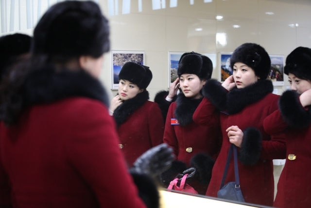 북한 응원단이 7일 오후 가평휴게소에 도착해 거울을 보며 단장하고 있다.  /연합