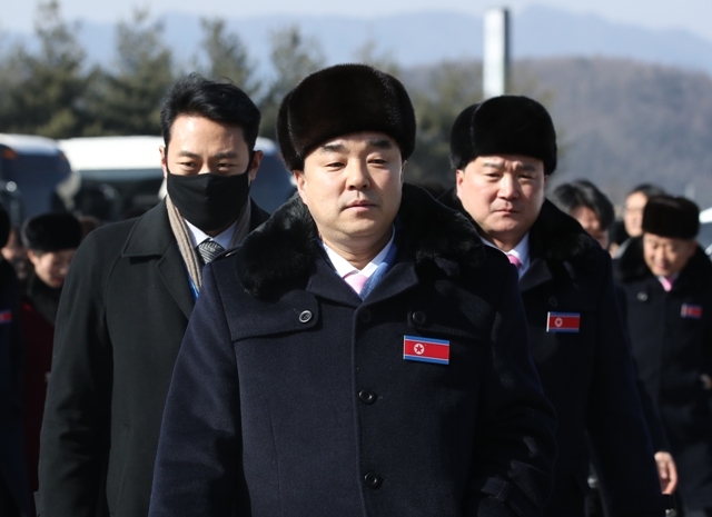 김일국 체육상을 비롯한 북한 민족올림픽위원회(NOC) 관계자와 응원단, 태권도시범단, 기자단 등이 7일 오후 가평휴게소에 도착, 식사하기 위해 이동하고 있다.  /연합