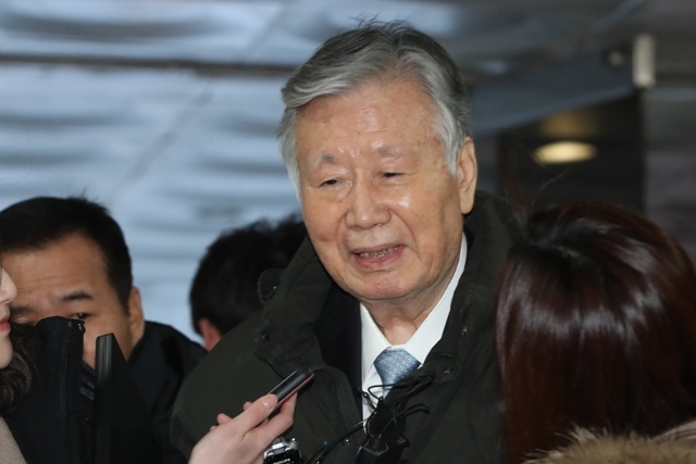 ▲ 회삿돈을 빼돌리고 임대주택 분양가를 조작해 폭리를 취하는 등 각종 기업범죄를 저지른 혐의를 받는 이중근 부영그룹 회장이 지난 6일 오전 서울 서초구 서울중앙지검에서 열린 영장실질심사에 출석하고 있다.  /연합