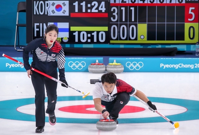 ▲ 2018 평창올림픽 개막을 하루 앞둔 8일 오전 강릉컬링센터에서 열린 컬링 믹스더블(혼성 2인조) 예선 1차전 한국 대 핀란드 경기에서 한국 이기정이 스톤을 딜리버리 하고 있다. 왼쪽은 장혜지.  /연합