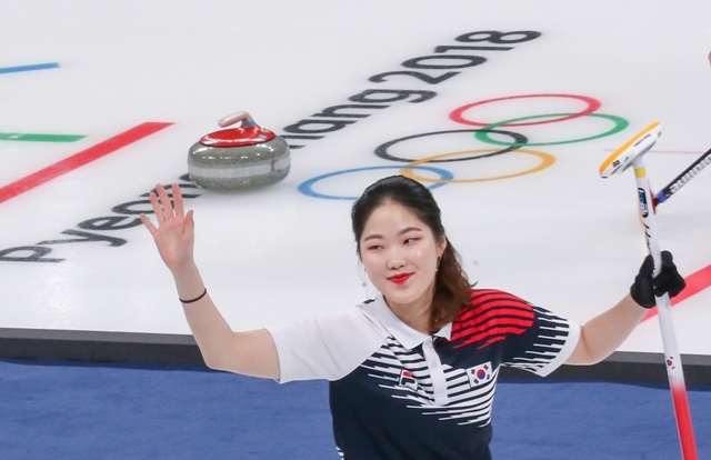▲ 2018 평창올림픽 개막을 하루 앞둔 8일 오전 강릉컬링센터에서 열린 컬링 믹스더블(혼성 2인조) 예선 1차전 한국 대 핀란드 경기에서 이기정과 짝을 이룬 장혜지가 승리를 확정 지은 뒤 기뻐하고 있다.  /연합