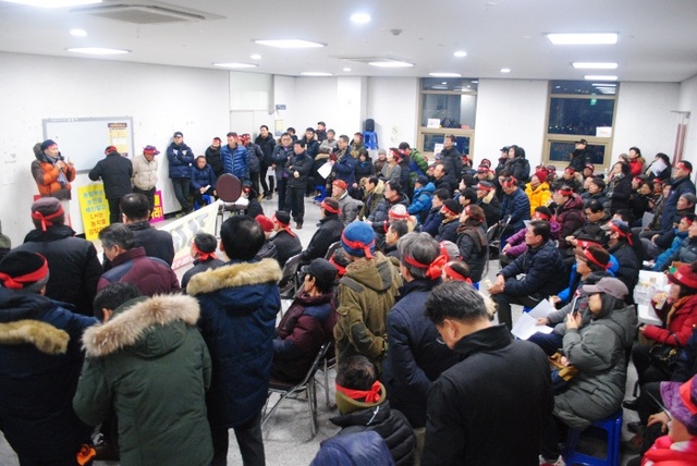 ▲ 남양주 진접2지구 수용반대위원회와 주민 300여 명이 국토부가 주관한 ‘진접2지구 전략환경영향평가 초안 설명회’가 예정된 남양주 진접오남행정복지센터 4층 크낙새홀 앞 로비에 모여 ‘수용반대’를 촉구하고 있다. 하지은기자