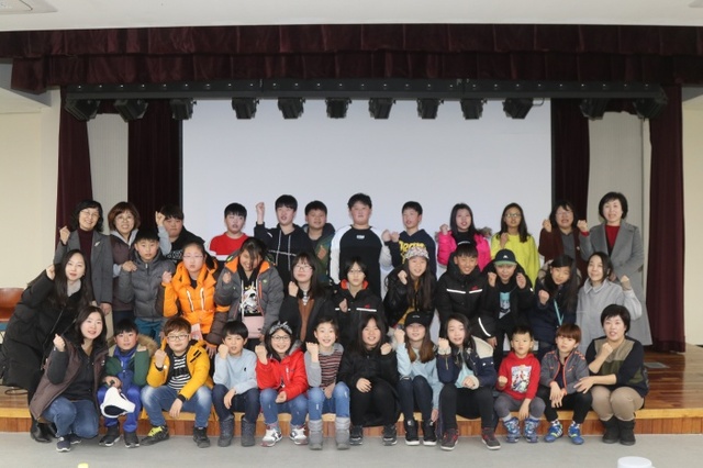 ▲ 양평 ㄷ,림스타트 어린이 기자단이 8일 예비교육을 갖고 파이팅을 외치고있다.