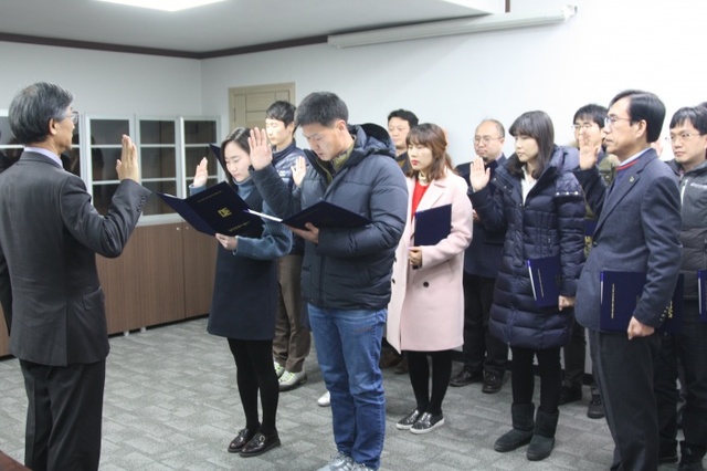 ▲ 남양주도시공사가 소비자중심경영 강화를 위해 소비자중심경영(CCM)리더를 임명한 가운데 14명의 CCM 리더가 선서를 하며 활동강화를 다짐하고 있다. 남양주도시공사 제공 (1)