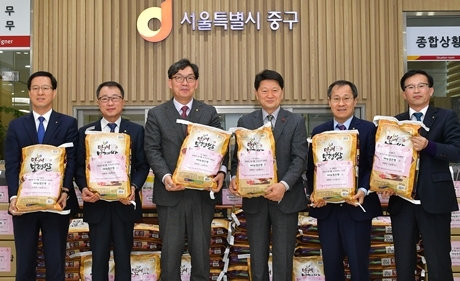  9일 NH농협은행 이대훈 은행장이 소외계층을 위한 사랑의 쌀 및 식료품세트를 서울시 중구청에 전달하고 기념촬영을 하고 있다. (왼쪽부터 세 번째 이대훈 은행장, 왼쪽부터 네 번째 최창식 중구청장)