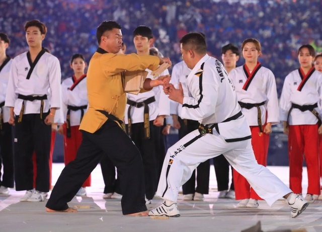 ▲ 9일 평창 올림픽스타디움에서 남북 태권도 시범단 대표가 2018 평창동계올림픽 개막 사전공연 중 격파를 하고있다. 오른쪽이 북한 시범단.연합뉴스