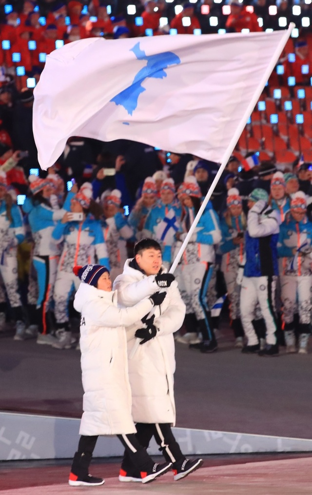 ▲ 2018 평창동계올림픽 개막식에서 남북한 기수 원윤종과 황충금이 한반도기를 들고 입장하고 있다.연합뉴스