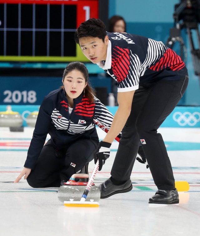 ▲ 10일 강릉컬링센터에서 열린 컬링 믹스더블 5차 예선 대한민국과 러시아 출신 올림픽 선수(OAR)와의 경기에서 대한민국 장혜지가 던진 스톤을 이기정이 스위핑 하고 있다연합뉴스