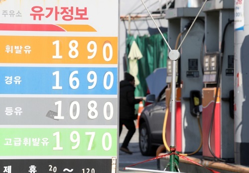 휘발유 가격이 28주 연속 상승세를 이어가고 있다. 사진은 서울 종로구 한 주유소에서 고객이 주유하고 있는 모습. 연합뉴스