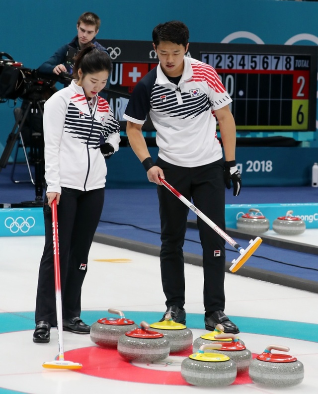 ▲ 11일 강릉컬링센터에서 열린 컬링 믹스더블 예선 7차전 대한민국과 캐나다의 경기에서 한국의 이기정과 장혜지가 작전을 짜고 있다.연합뉴스