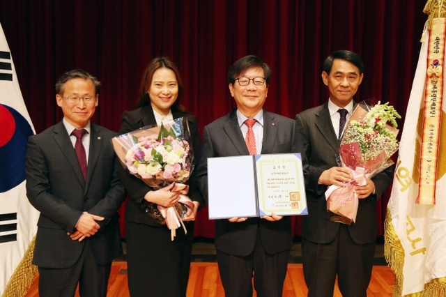 ▲ 한국지역난방공사(사장 김경원, 오른쪽 두 번째)가 '국가기록관리 유공 정부포상 전수식'에서 대통령 표창을 수상했다. 한국지역난방공사 제공