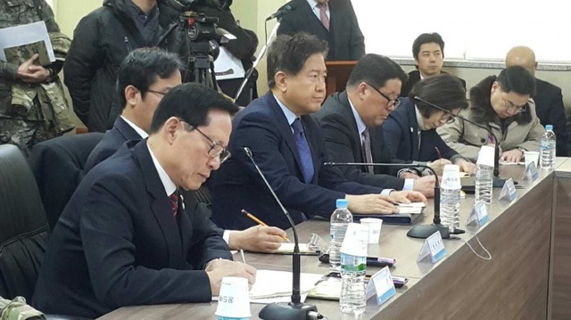 ▲ 송영부 국방장관이 주민들의 의견을 메모하고 있다.