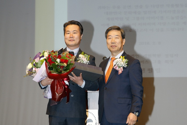 ▲ 김길용 무용가, 김영식 이사장