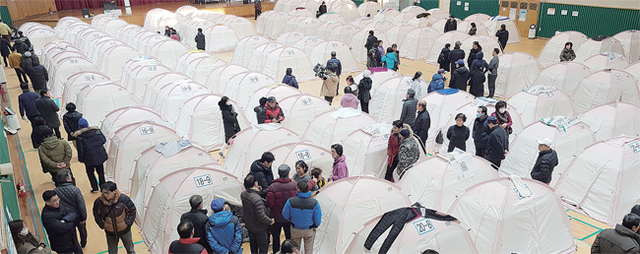 ▲ 공포에 휩싸인 포항 흥해실내체육관 11일 경북 포항에서 규모 4.6 지진이 나자 진앙과 가까운 흥해실내체육관에 있던 이재민들이 공포에 휩싸여 술렁이고 있다. 연합뉴스