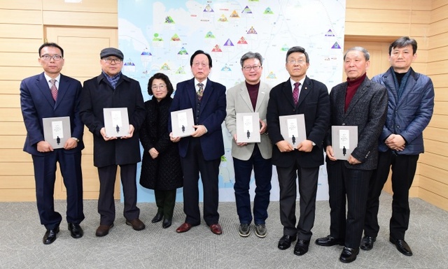 ▲ 사진1-2 12일 화성시청 접견실에서 채인석 화성시장(오른쪽에서 네 번째)이“나의 독립운동가 아버지를 말하다”구술 자료집에 참여한 독립운동가 후손들과 간담회를 가지고 기념촬영을 하고 있다.