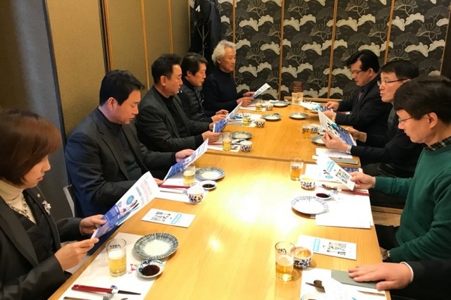 ▲ 사본 -1-2.지난+8일+이진선+부천시+경제국장(오른쪽+가운데)이+부천수출중소기업협의회+임원진에게+일자리+안정자금+활용을+당부하고+있다.