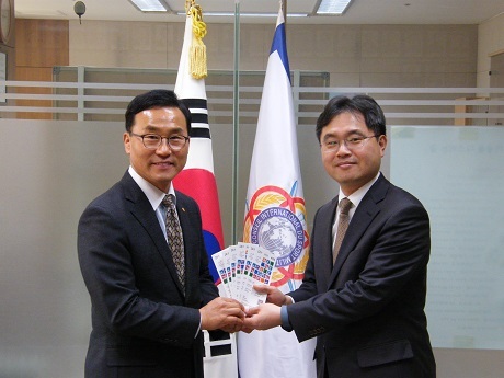 ▲ 한화 홍재기 전략지원실장(왼쪽)이 국방부 이남우 인사복지실장(오른쪽)에게 올림픽 입장권을 전달했다. 사진/한화