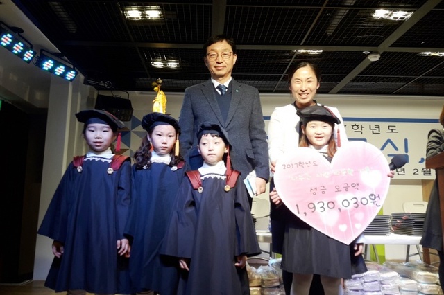 ▲ 사본 -추2-1.+이웃돕기+성금을+전달한+원생대표들이+기념촬영을+하고+있다
