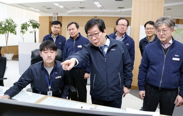 ▲ 김경원(앞줄 가운데) 한국지역난방공사 사장이 직원들과 설연휴 대비 경영진 특별안전점검을 시행하고 있다.  한국지역난방공사 제공